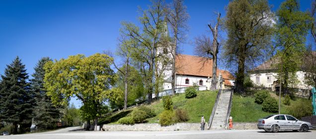 Lodhéřovský kostel a hřbitov
